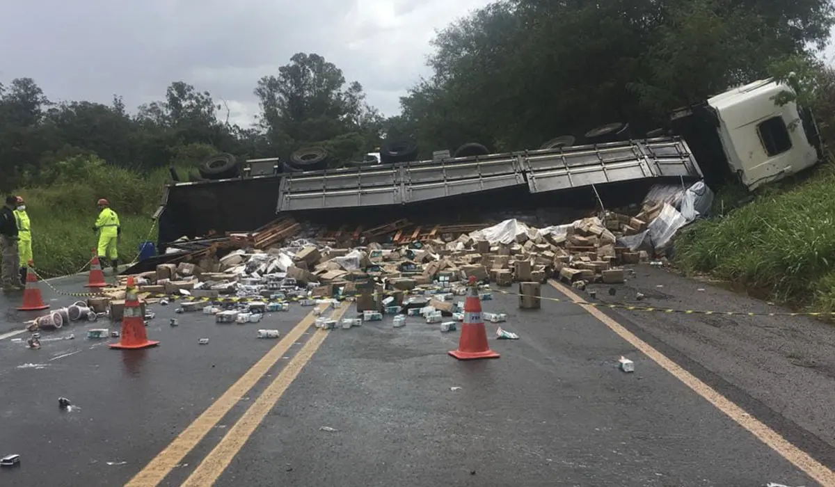 Carreta e Carro se Chocam em Acidente Grave na BR 369 em Bandeirantes