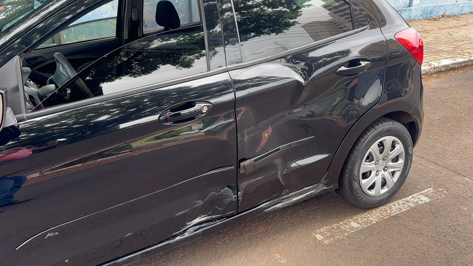 Motociclista de 20 anos é encaminhado ao hospital após colisão com carro em Cornélio Procópio