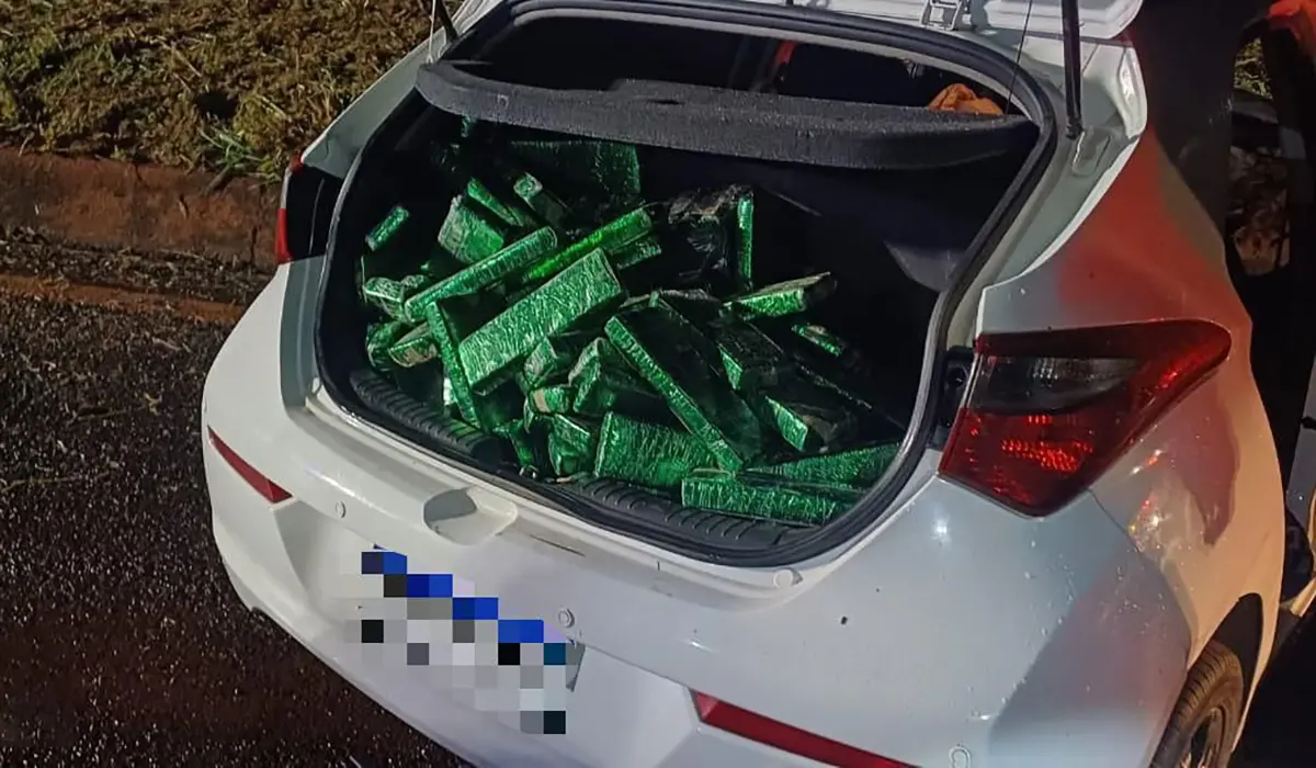 Casal suspeito de tráfico é preso em motel após abandonar carro com 148 kg de maconha na BR-369, em Andirá