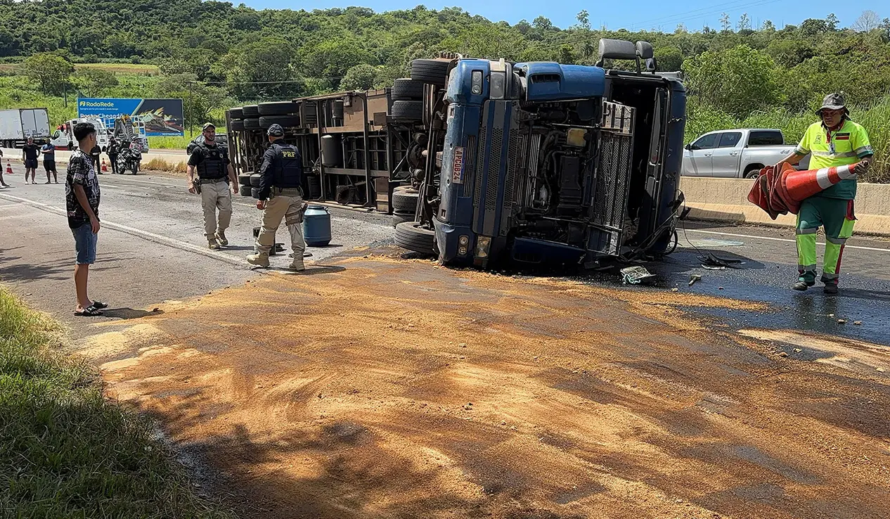 Carreta tomba na BR-369 e deixa trânsito lento próximo ao a Ponte do Rio Congonhas