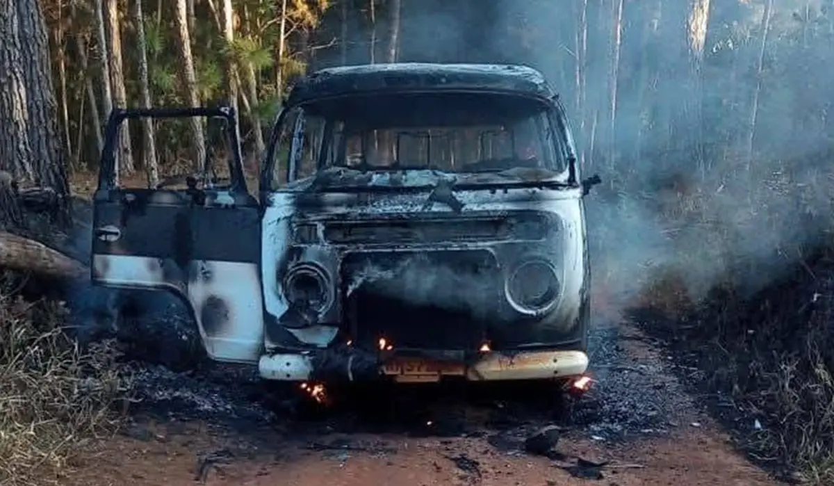 Veículo escolar é incendiado após assalto em São Jerônimo da Serra