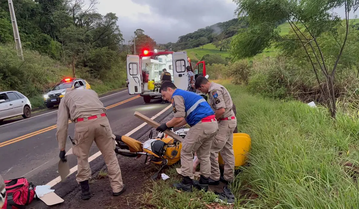Duas pessoas ficam feridas em colisão entre motocicletas na PR 160 entre Cornélio Procópio e Leópolis