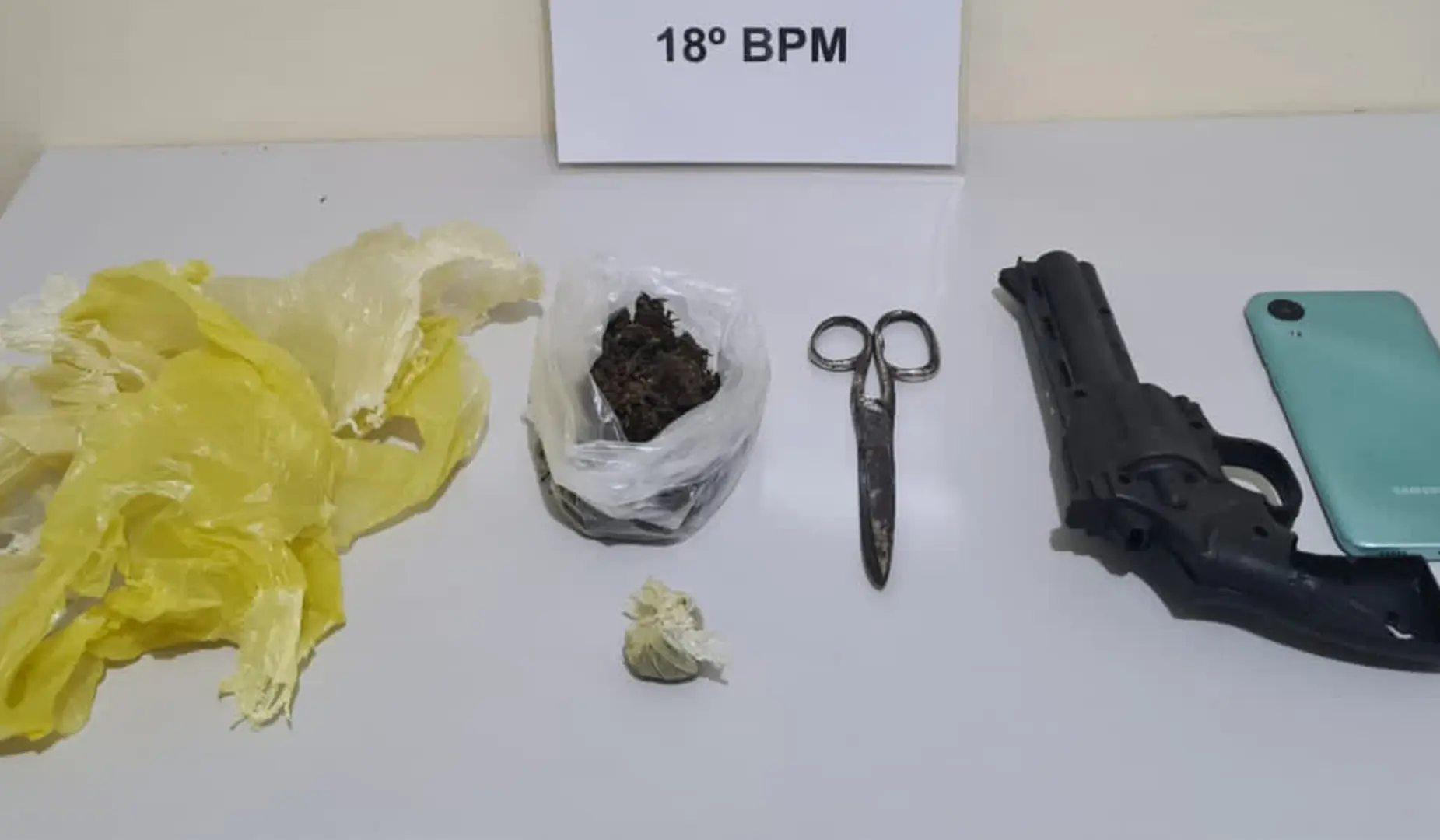SANTA MARIANA: Durante operação policial, homem é preso com drogas e simulacro de arma de fogo
