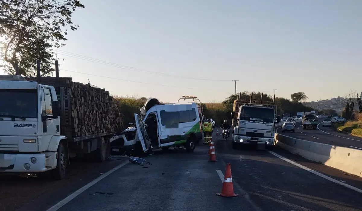 Acidente entre van da saúde e caminhão deixa sete feridos em Ibiporã