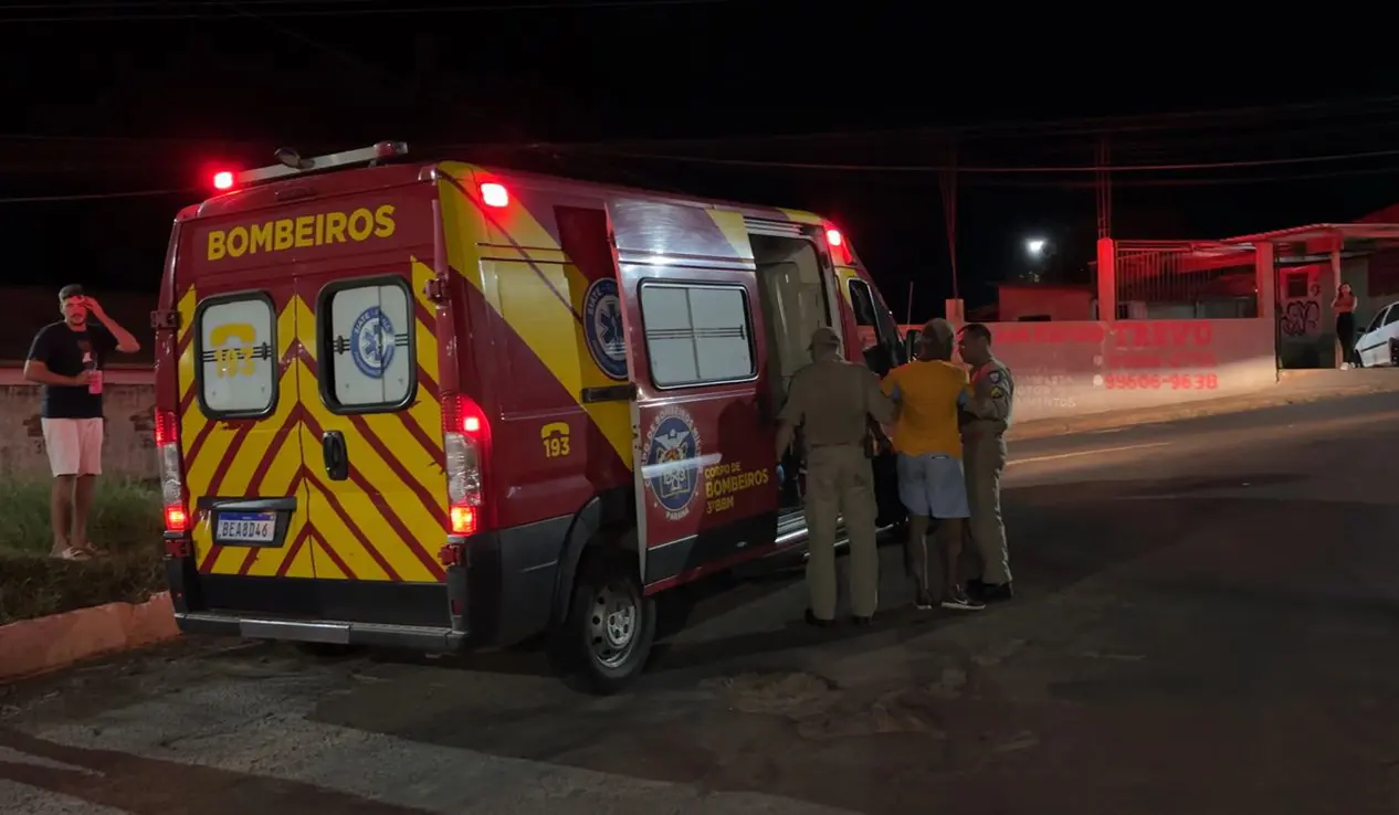 Jovem é socorrido após colisão em poste no trevo da UENP em Cornélio Procópio