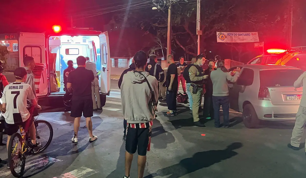 Motociclista fica ferida após colisão com carro no centro de Cornélio Procópio