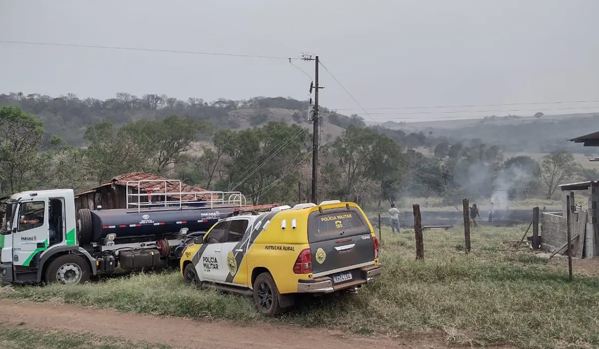 Moradores, PM e Prefeitura de Leópolis Agem Rápido para Controlar Fogo em Pasto