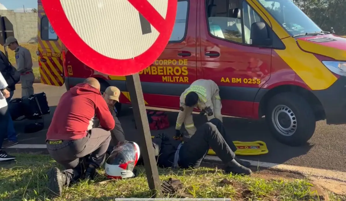 Colisão entre carro e moto deixa motociclista desorientado no trevo do Panorama