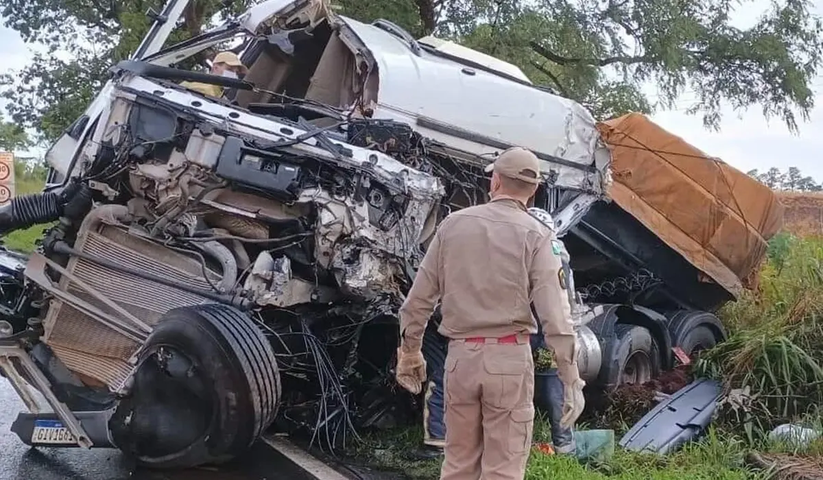 Acidente grave na BR-153 entre Jacarezinho e Santo Antônio da Platina deixa uma vítima ferida