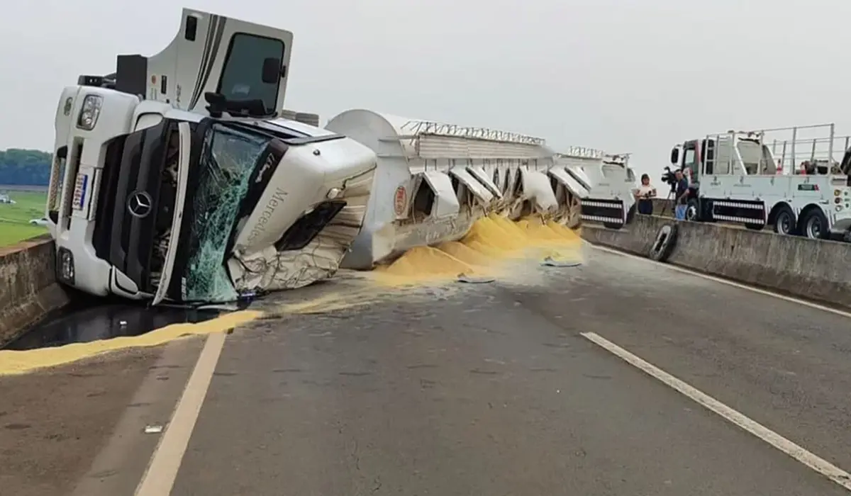 Acidente na PR 862: Carreta tomba e bloqueia rodovia, veículo é atingido por bloco de concreto