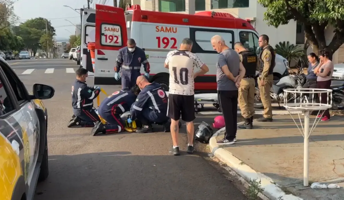 Colisão entre carro e moto deixa motociclista ferido em Cornélio Procópio