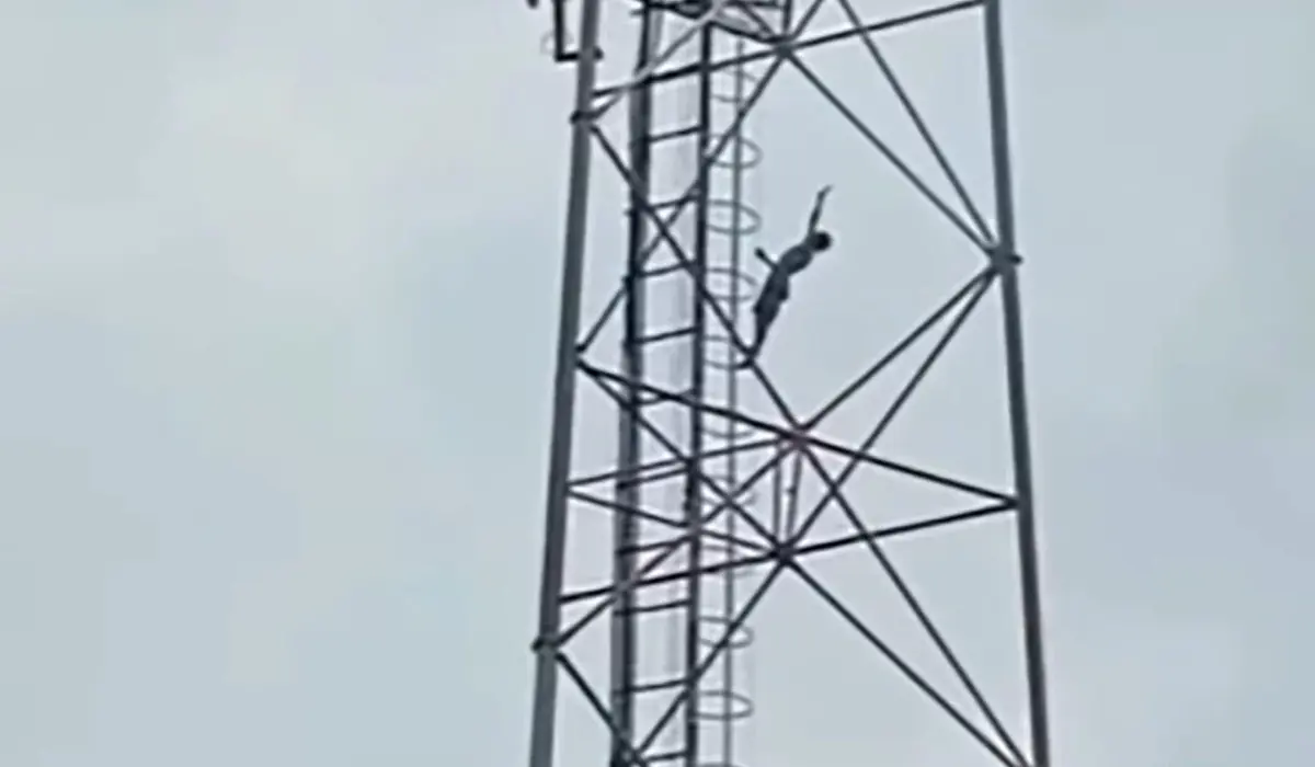 Cenário de tensão em Andirá: Homem transtornado ameaça com facões em Torre Telefônica