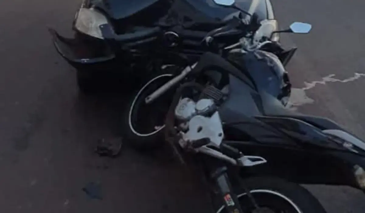 Colisão entre carro e moto em Bandeirantes deixa dois feridos