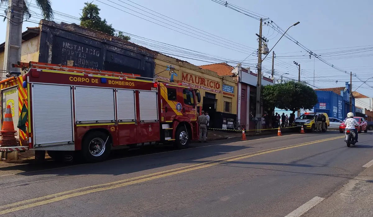 Homem é baleado e morre após ataque a tiros em Bandeirantes; suspeitos abandonam motocicleta e fogem a pé