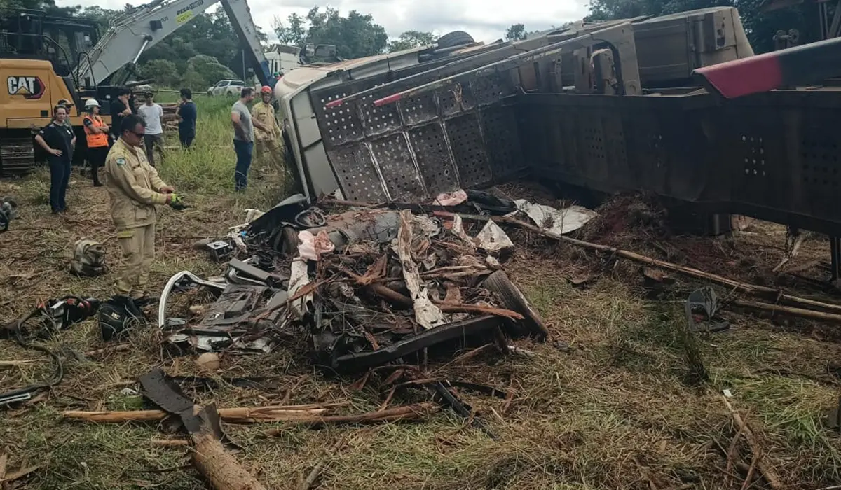 Carro é Encontrado um dia depois Esmagado embaixo de Caminhão Tombado, Três Pessoas M0rrem