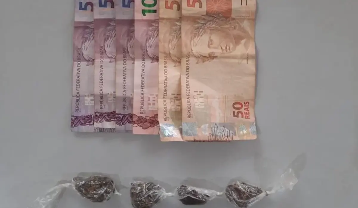 Polícia Militar apreende drogas e dinheiro após acompanhamento em Cambará