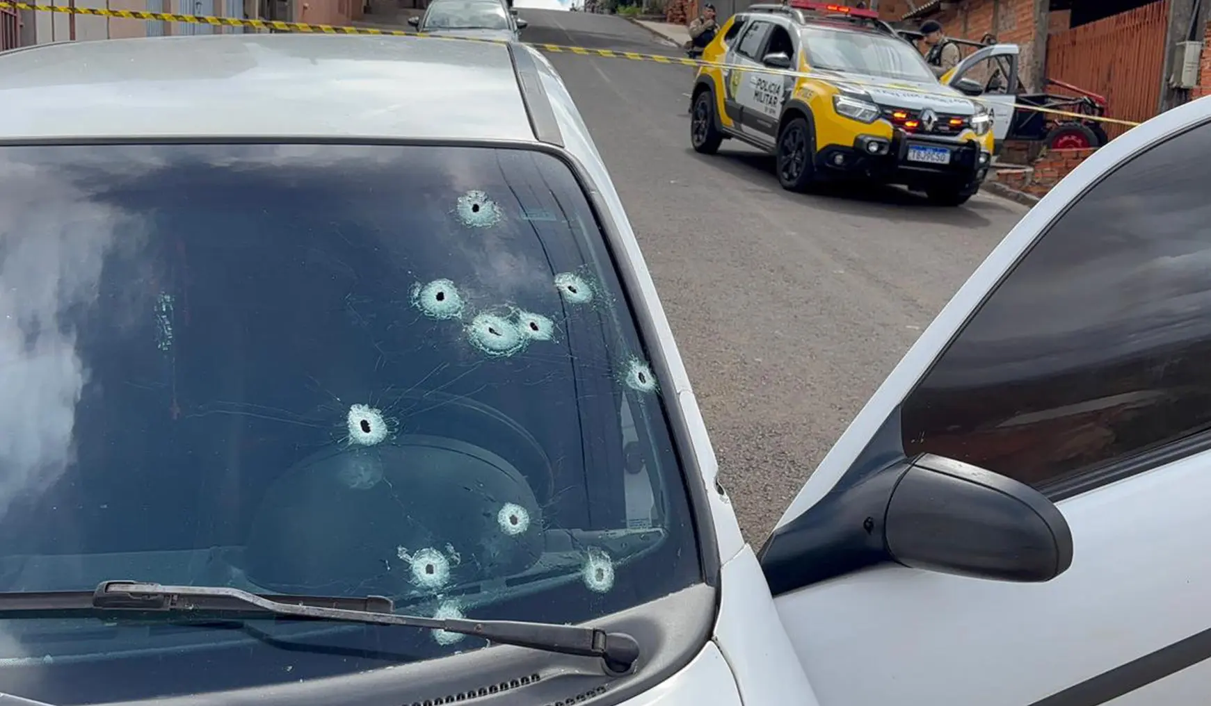 Jovem de 27 anos é baleado dentro de carro em Cornélio Procópio