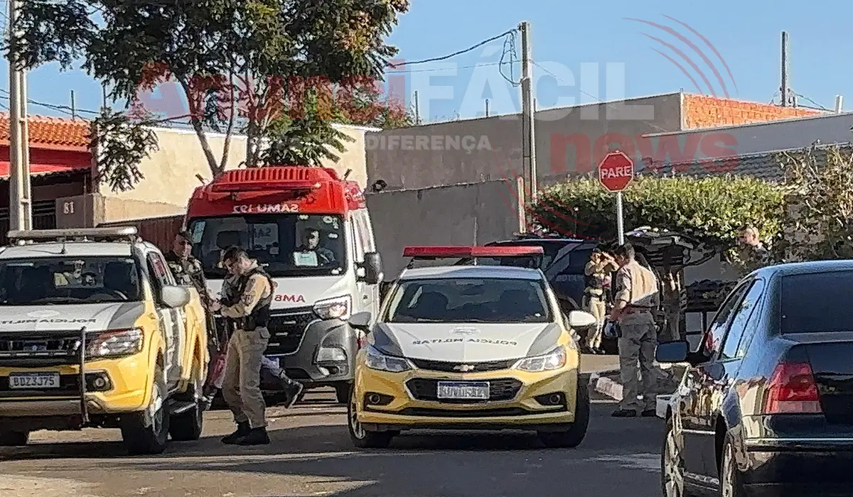 Homem em surto avança contra policiais com facas e é baleado durante intervenção no Conjunto Marta Dequech, em Cornélio Procópio