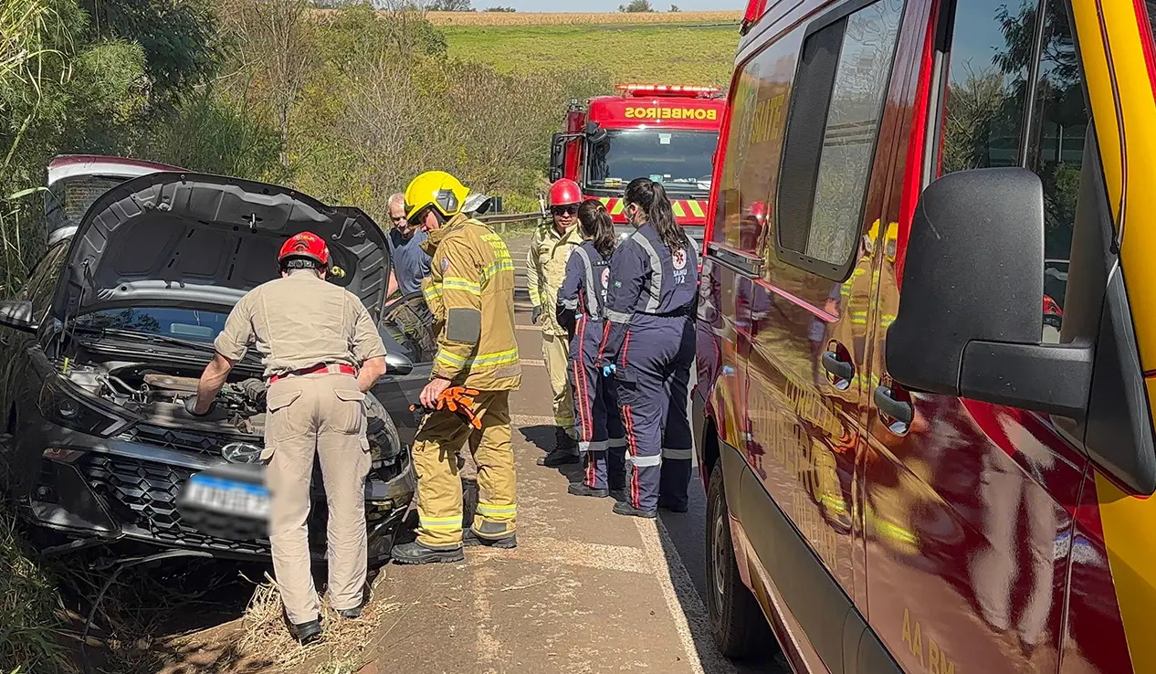 Condutor perde controle e colide contra anteparo na BR 369 "Curva da Morte", em Cornélio Procópio