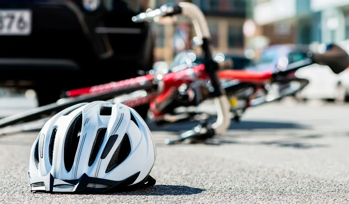 Choque entre bicicletas no centro termina com vítima feridas na cabeça e escoriações