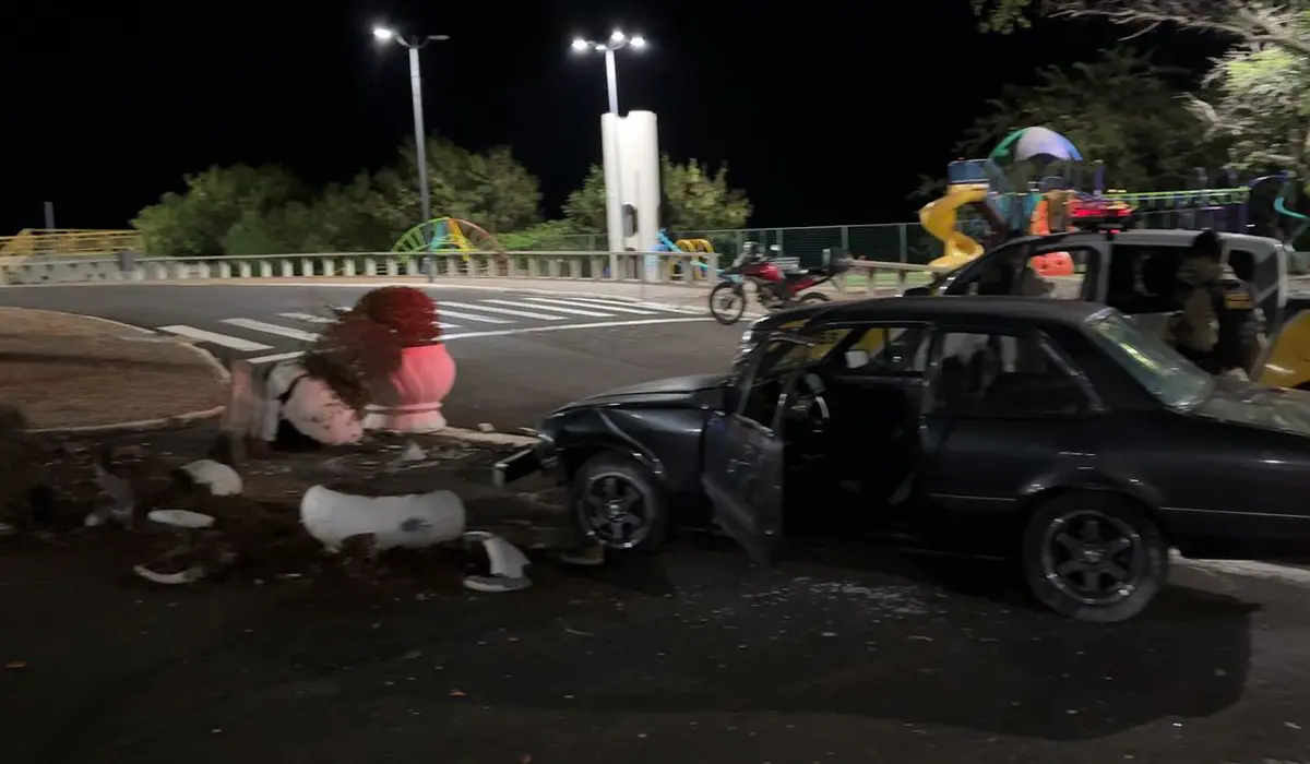 Motorista embriagado bate carro e destrói vasos na Praça do Cristo em Cornélio Procópio