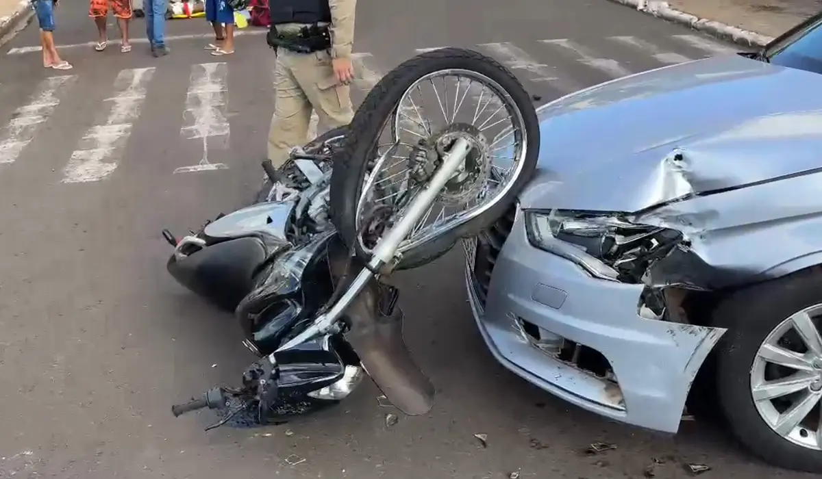 Motociclista sofre fratura exp0sta em acidente com carro