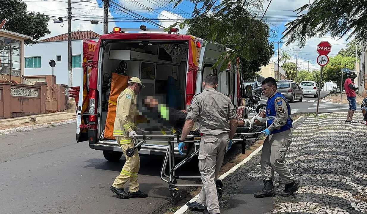 Colisão Entre Carro e Motocicleta Deixa Motociclista Ferido na Área Central de Cornélio Procópio