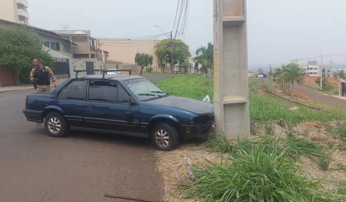 Condutor embriagado colide com poste e é preso em Cornélio Procópio