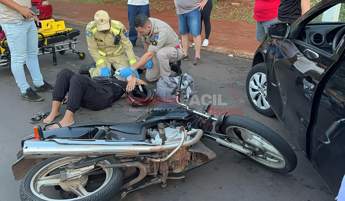 Mulher de 26 anos fica ferida em colisão entre moto e carro na Avenida Paraná