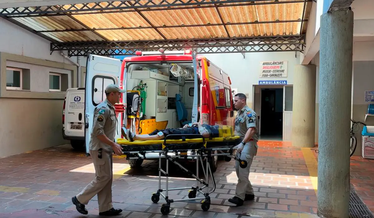 Bombeiros Prestam Socorro em Colisão Entre Duas Motocicletas no Centro de Cornélio