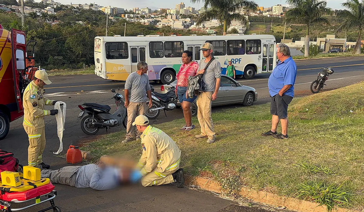 Motociclista fica ferido em colisão na PR-160; motorista fugiu do local