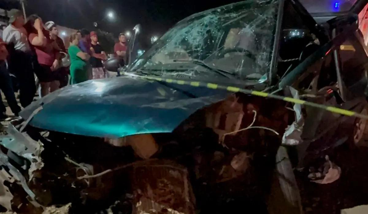 Colisão frontal entre dois carros deixa jovem gravemente ferido em Bandeirantes
