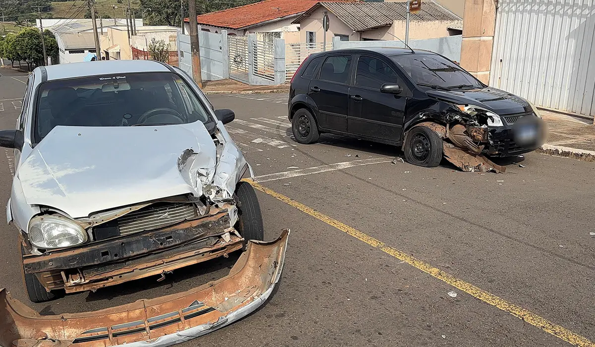 Acidente no Jardim Panorama deixa dois feridos leves em colisão entre veículos