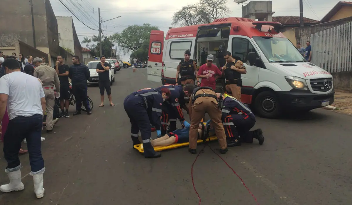 Mulher é atropelada por motociclista em Cornélio Procópio e transferida de helicóptero para Londrina