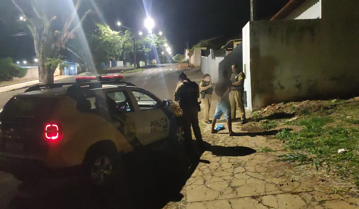 Polícia flagra dupla com drogas e dinheiro em Santa Mariana; um tentou se livrar de cocaína no vaso sanitário