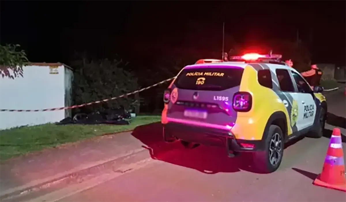 Acidente com Renault Clio danifica portão e muro de residência em Bandeirantes