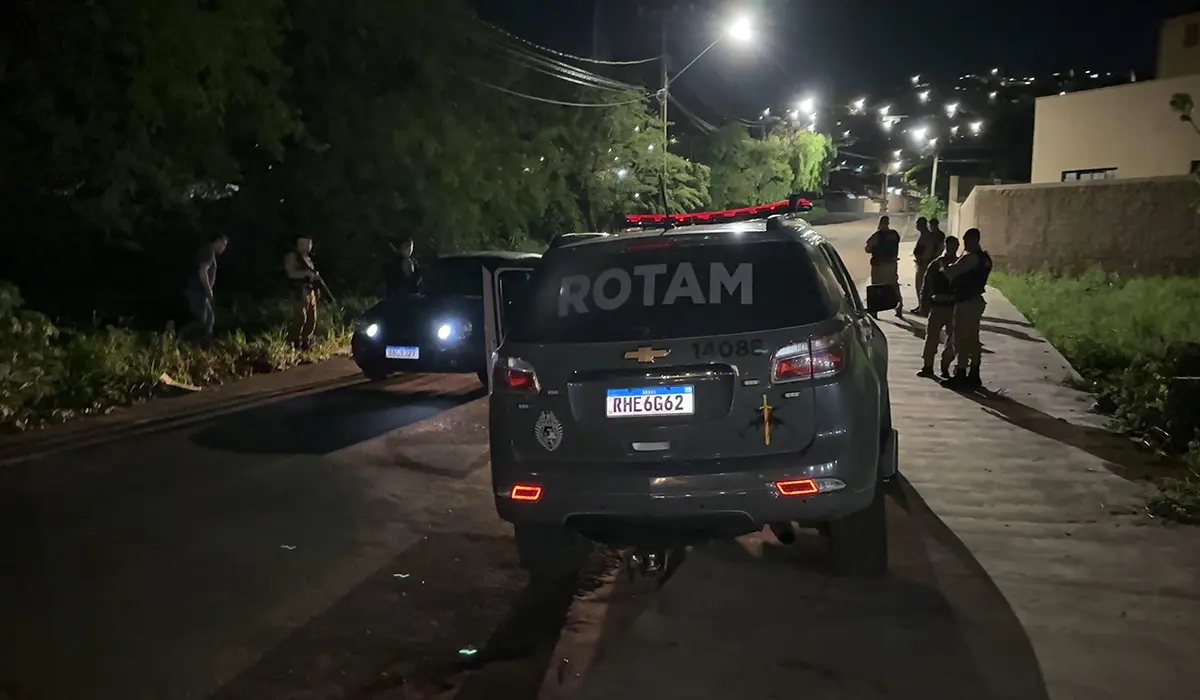 Homem embriagado ameaça outro com simulacro de arma em posto de combustível