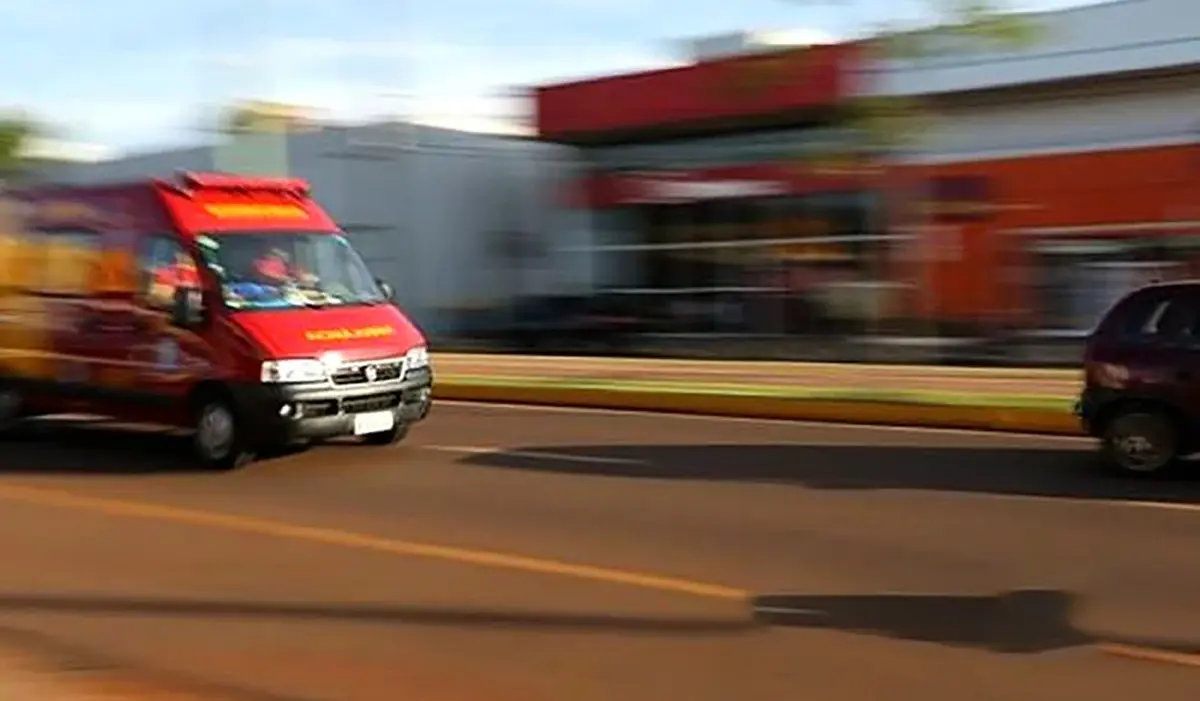 Colisão entre carro e moto deixa jovem ferido na Rua Carlos Gomes em Cornélio Procópio