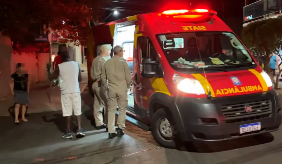 Colisão entre carro e moto movimenta socorristas nesta noite de sábado na Vila Independência