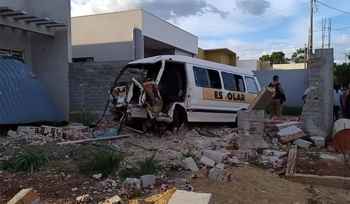 Acidente de Van Escolar Assusta Moradores no Conjunto Vitória em Bandeirantes