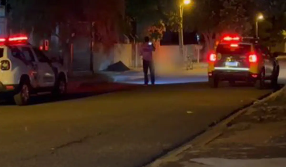 Carro Colide Contra Muro de Residência Durante a Madrugada em Bandeirantes